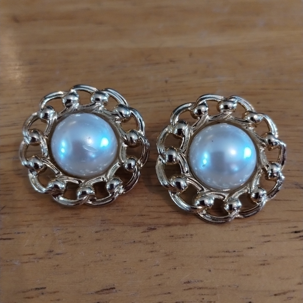 ESTATE Vintage women's faux pearl clip on earrings